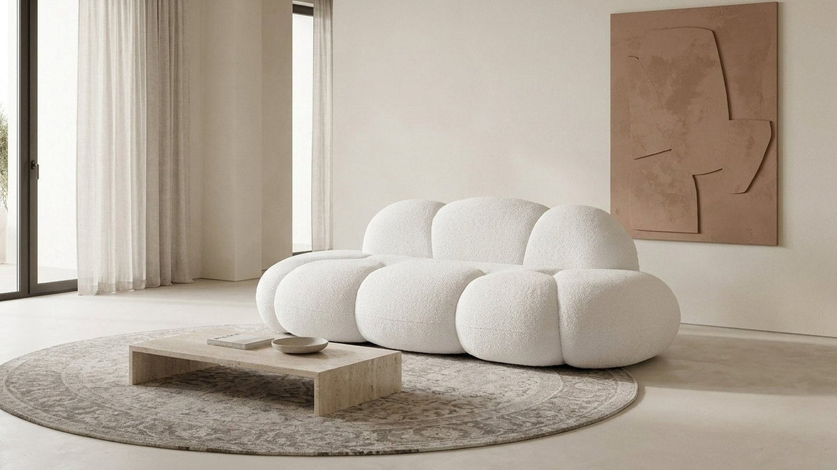 canapé nuage Cirro en bouclette blanc écru, rond et bas, dans un salon clair