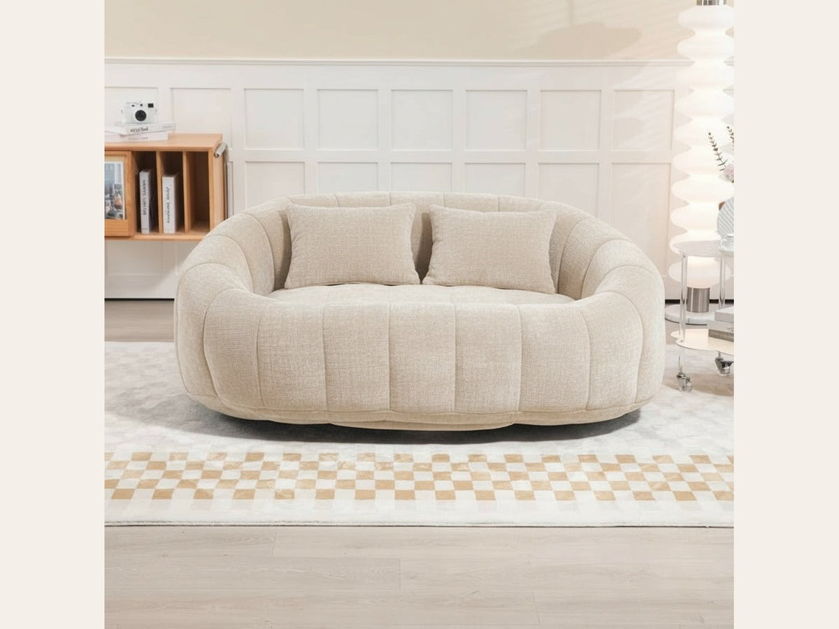 Canapé pouf 2 places en chenille, coloris beige crème, en situation, de face