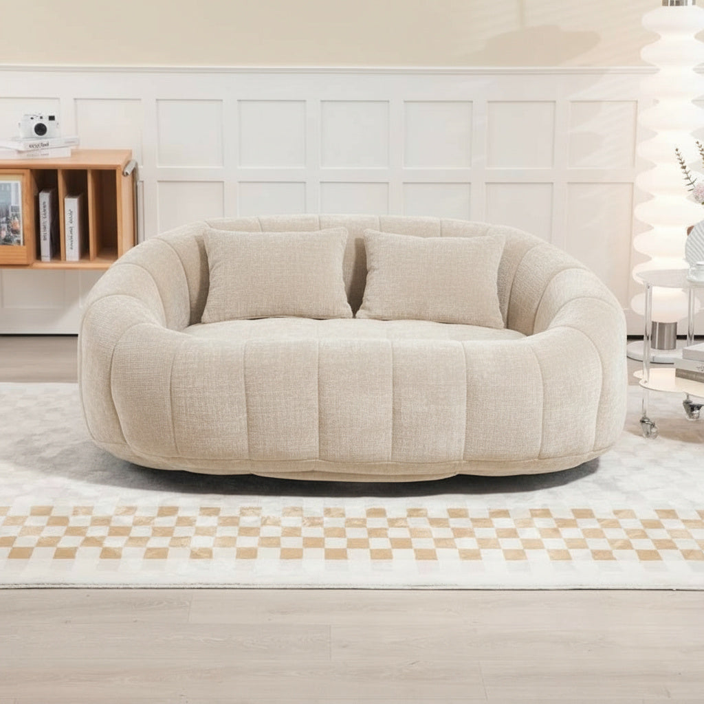 Canapé pouf 2 places en chenille, coloris beige crème, en situation, de face