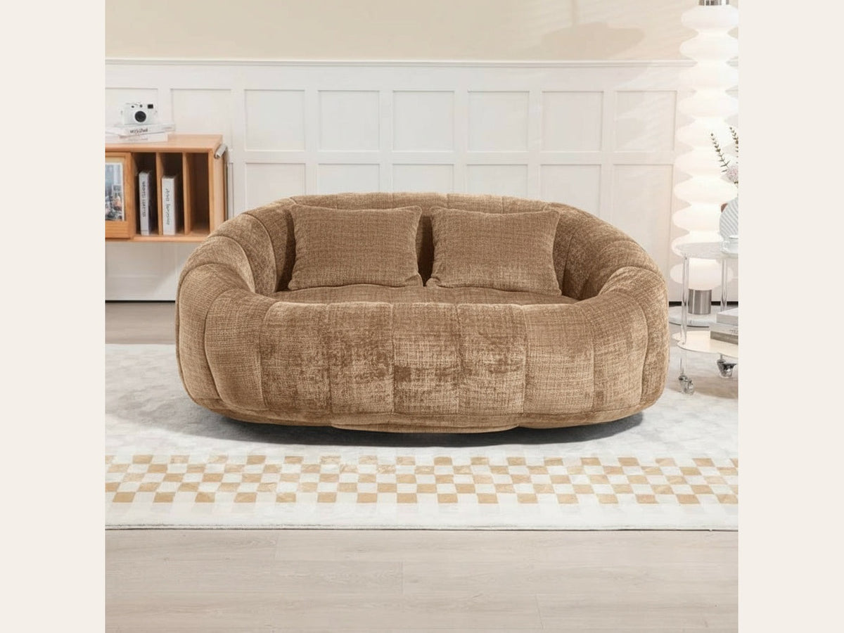 Canapé pouf 2 places en chenille, coloris camel, en situation, de face