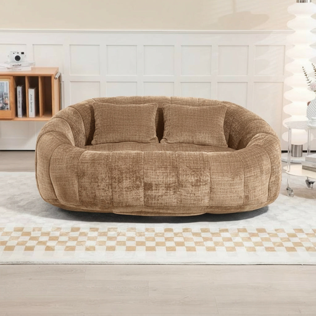 Canapé pouf 2 places en chenille, coloris camel, en situation, de face