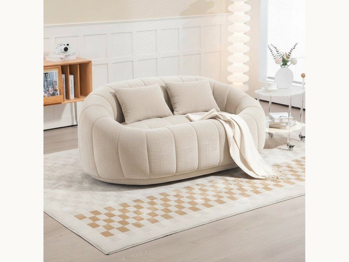Canapé pouf 2 places en chenille, coloris beige crème, en situation, avec le plaid