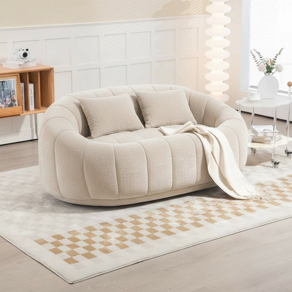 Canapé pouf 2 places en chenille, coloris beige crème, en situation, avec le plaid