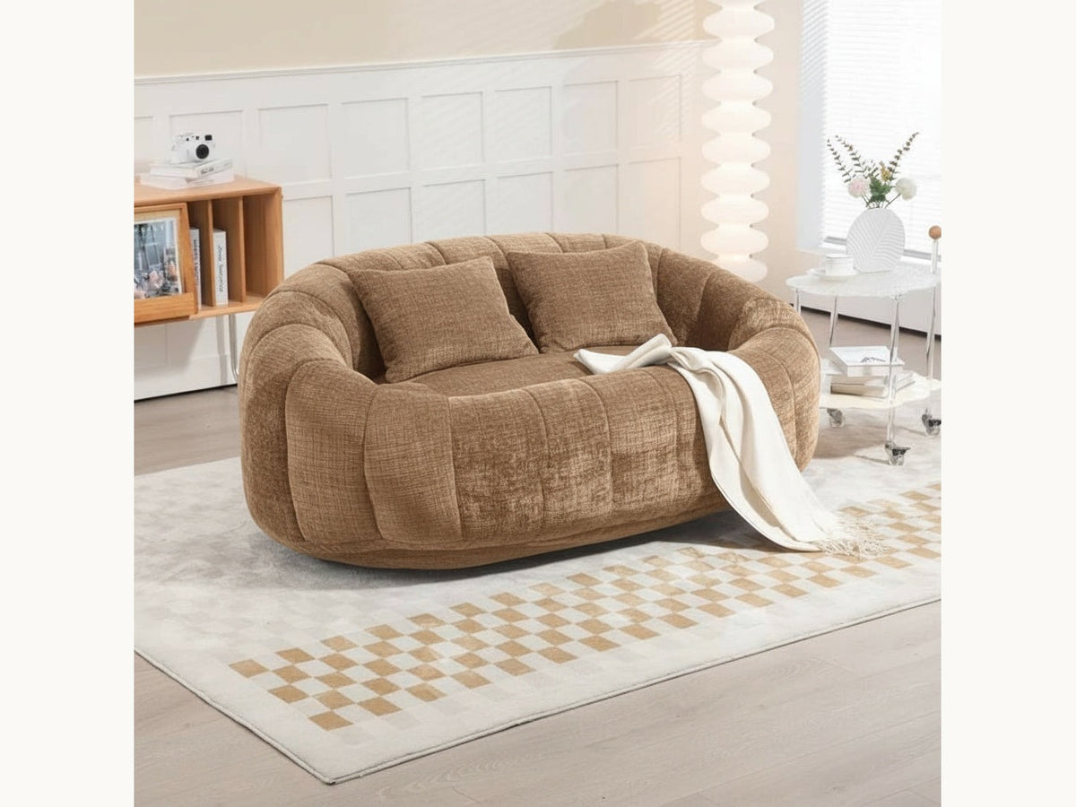 Canapé pouf 2 places en chenille, coloris camel, en situation, avec le plaid