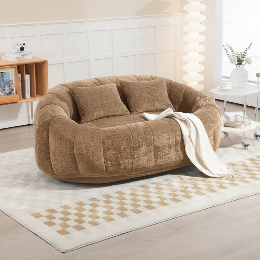 Canapé pouf 2 places en chenille, coloris camel, en situation, avec le plaid