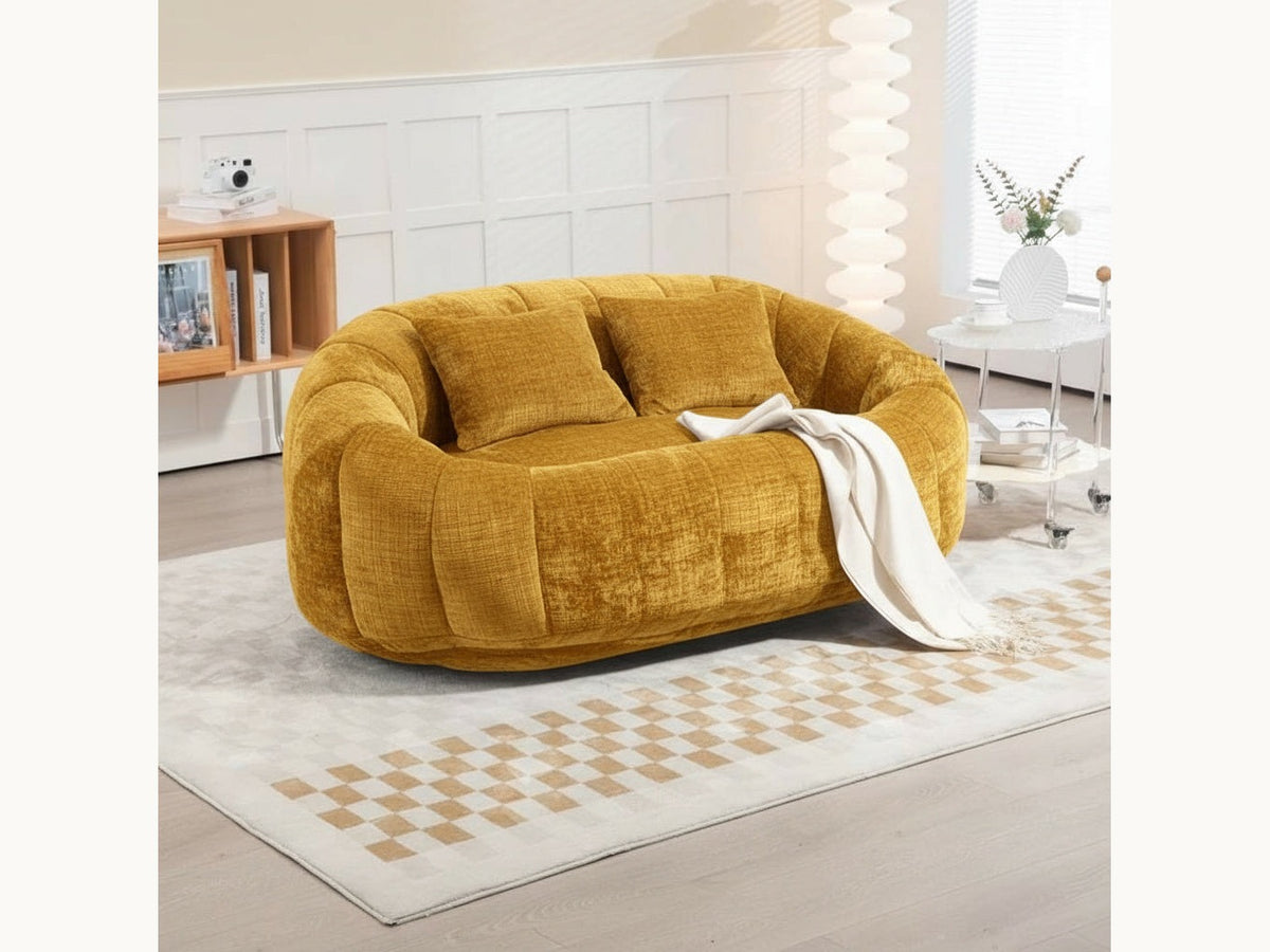 Canapé pouf 2 places en chenille, coloris jaune moutarde, en situation, avec le plaid