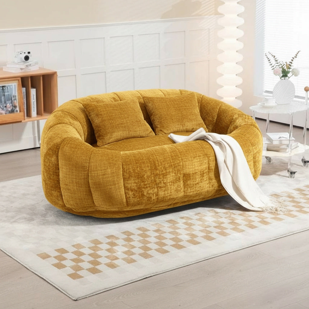 Canapé pouf 2 places en chenille, coloris jaune moutarde, en situation, avec le plaid