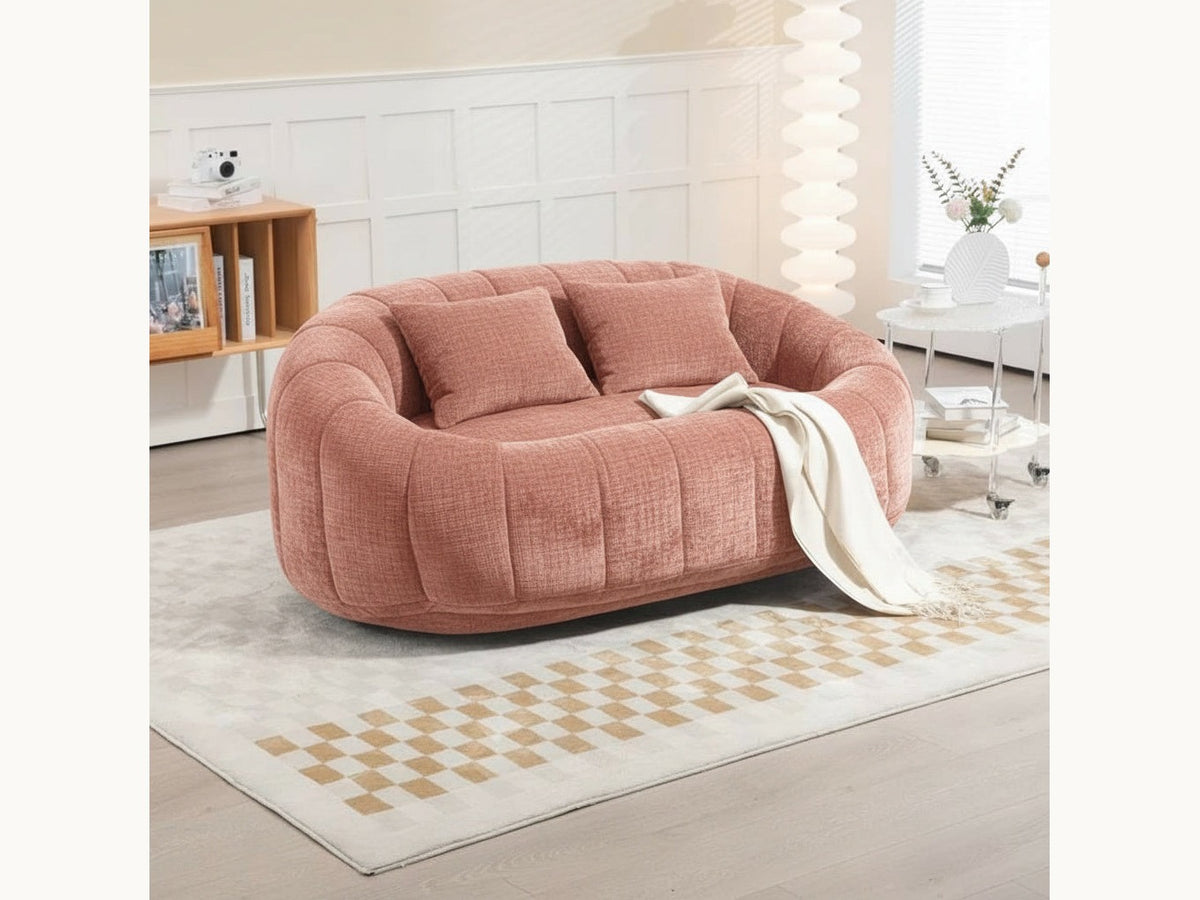Canapé pouf 2 places en chenille, coloris rose terracotta, en situation, avec le plaid