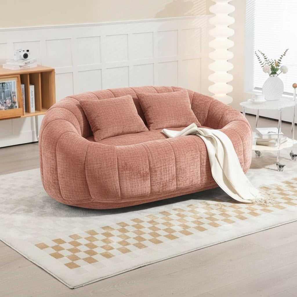 Canapé pouf 2 places en chenille, coloris rose terracotta, en situation, avec le plaid