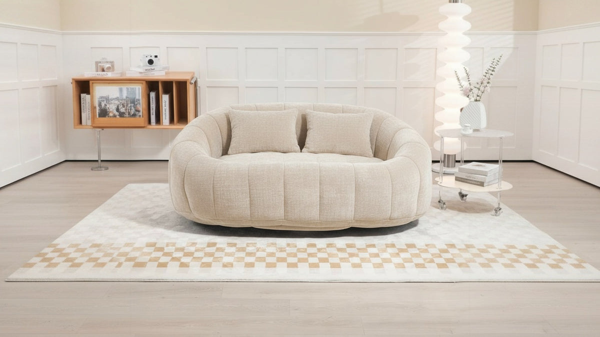 Canapé moelleux en chenille beige crème de la collection Cumulo, dans un salon clair