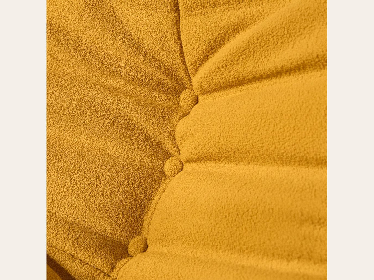 Canapé modulable bas 2 places, gros plan sur le velours teddy jaune moutarde