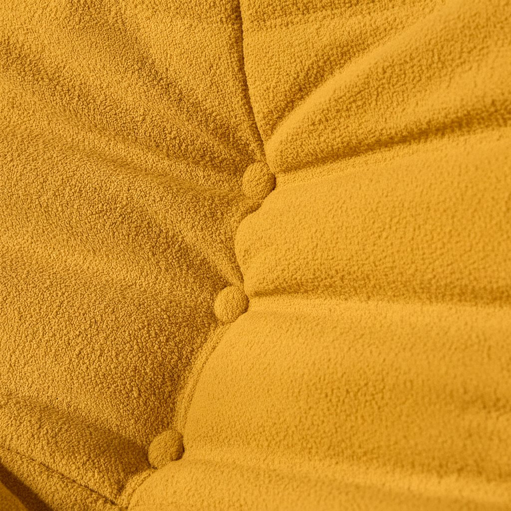 Canapé modulable bas 2 places, gros plan sur le velours teddy jaune moutarde
