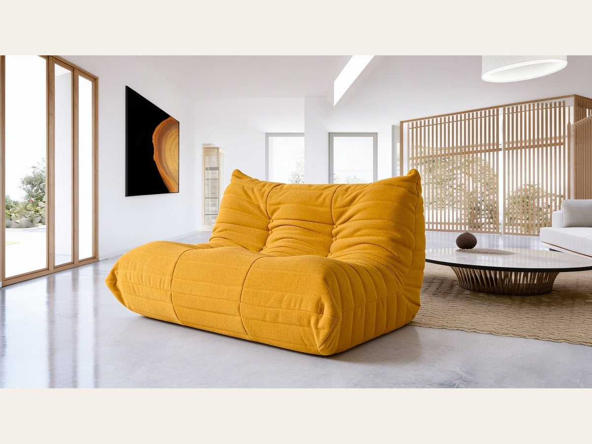 Canapé modulable bas 2 places, velours teddy jaune moutarde, en situation dans un intérieur