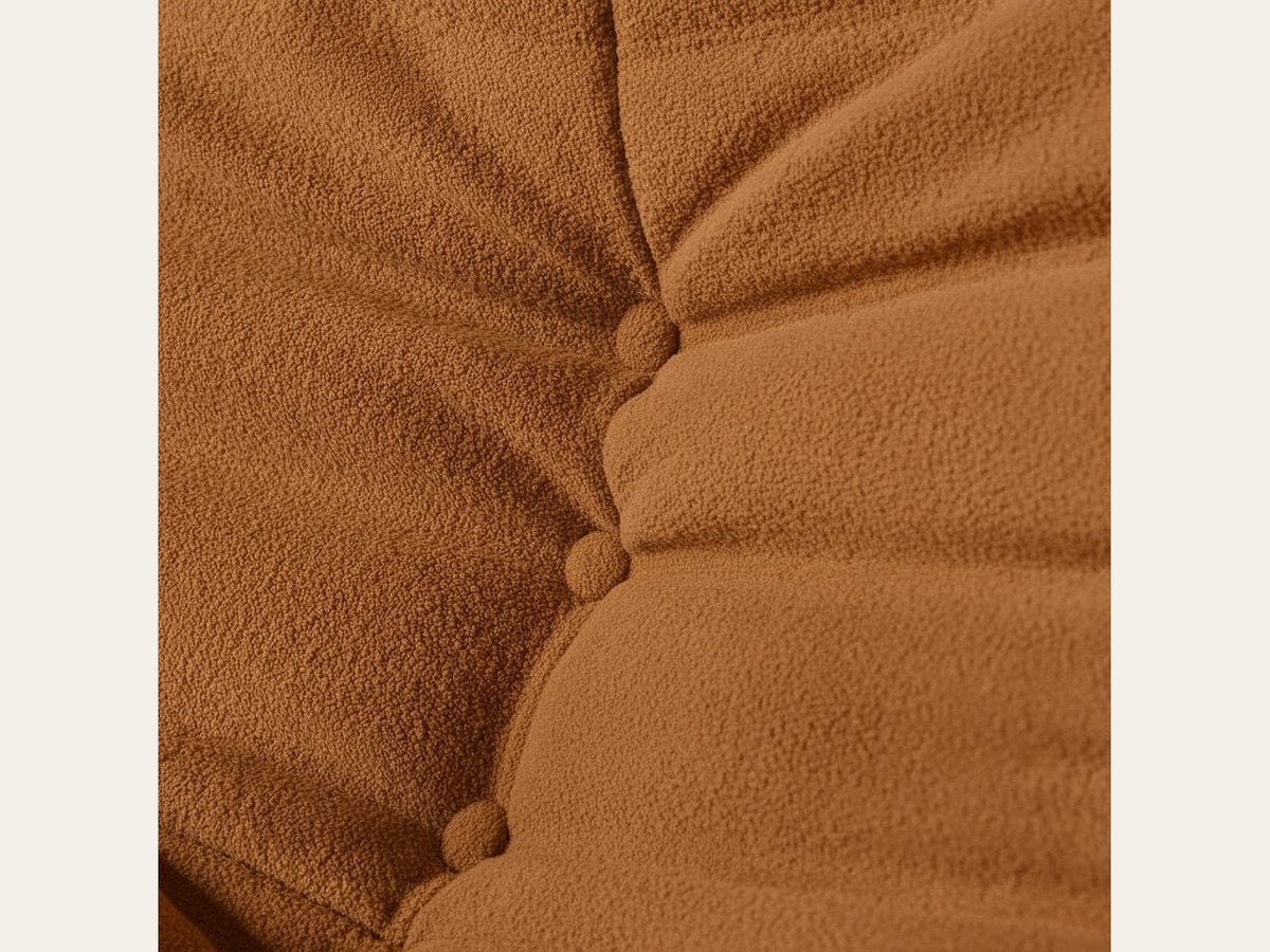 Canapé modulable bas 2 places, gros plan sur le velours teddy marron caramel