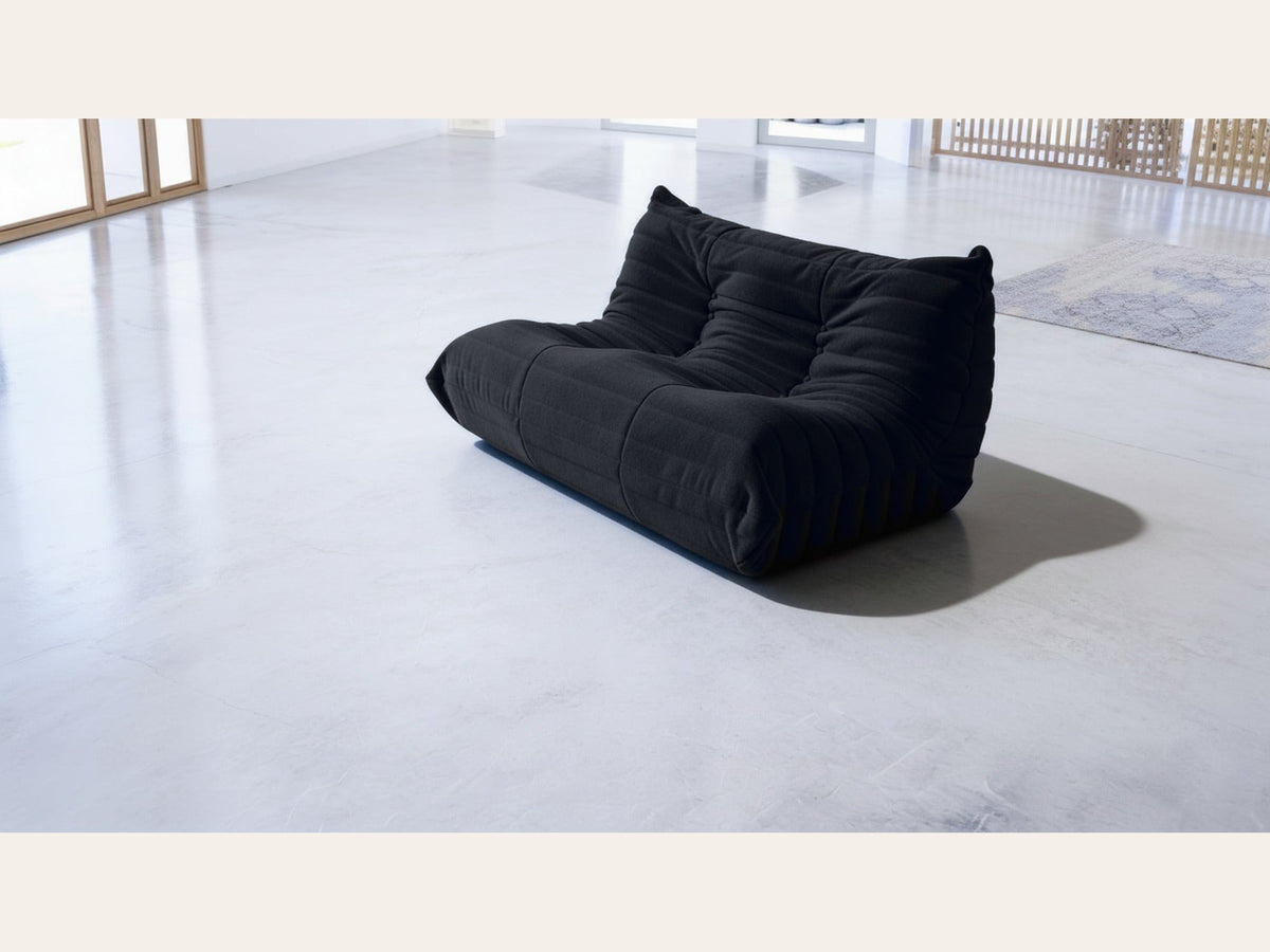 Canapé modulable bas 2 places, velours teddy noir charbon, en situation dans un intérieur