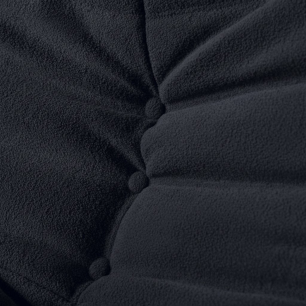 Canapé modulable bas 3 places, gros plan sur le velours teddy noir charbon