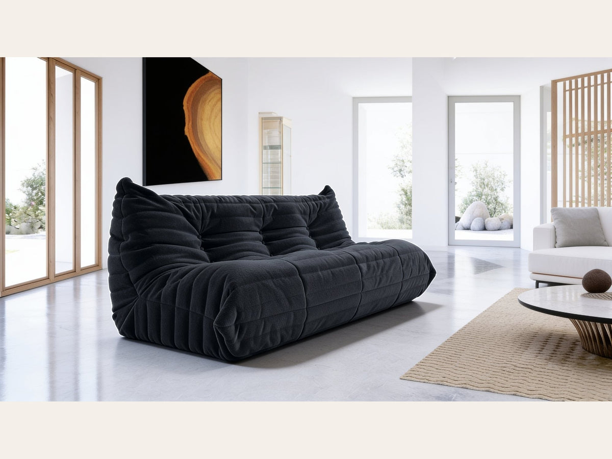 Canapé modulable bas 3 places, velours teddy noir charbon, en situation dans un intérieur