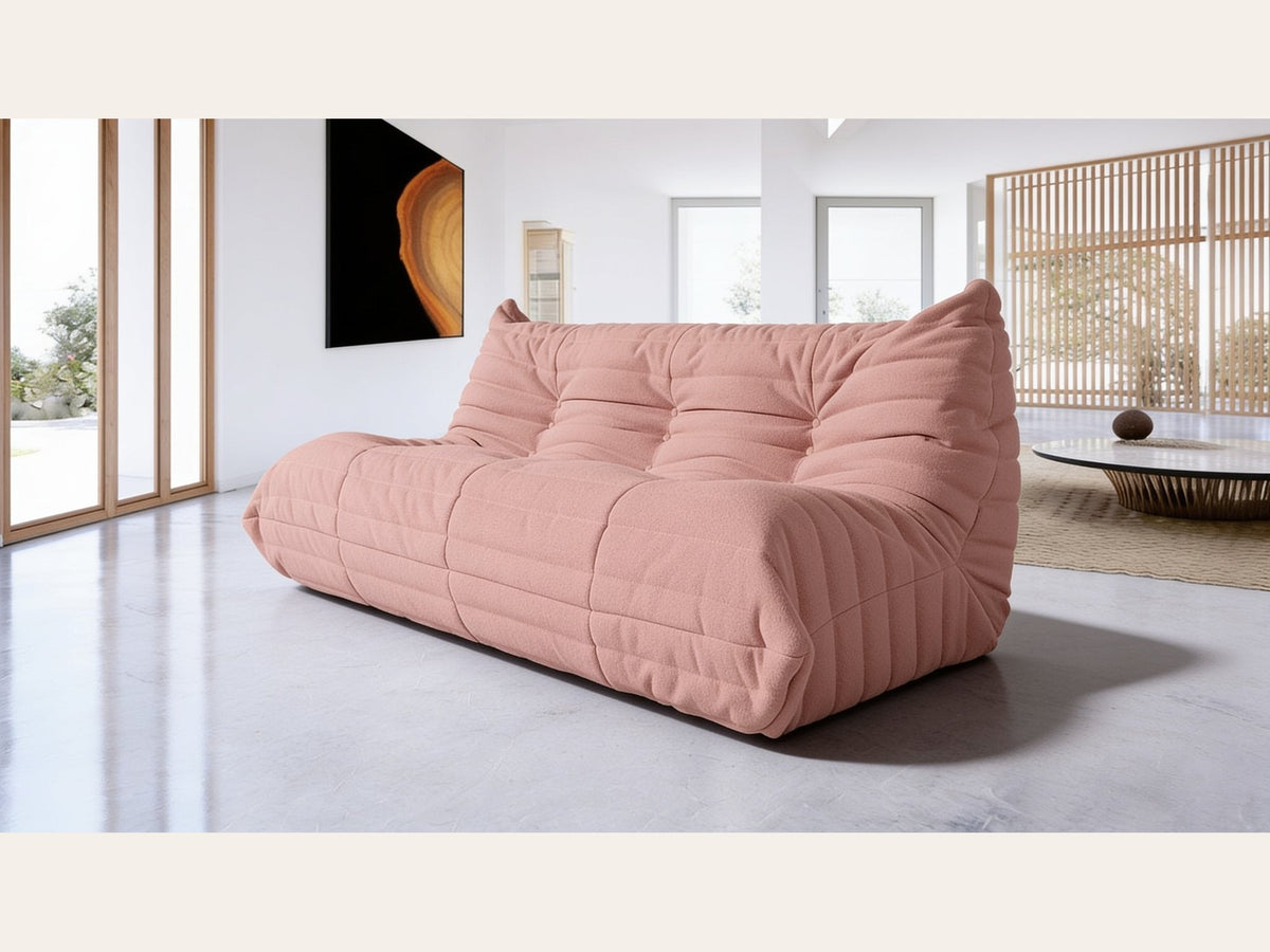 Canapé modulable bas 3 places, velours teddy rose poudré, en situation dans un intérieur