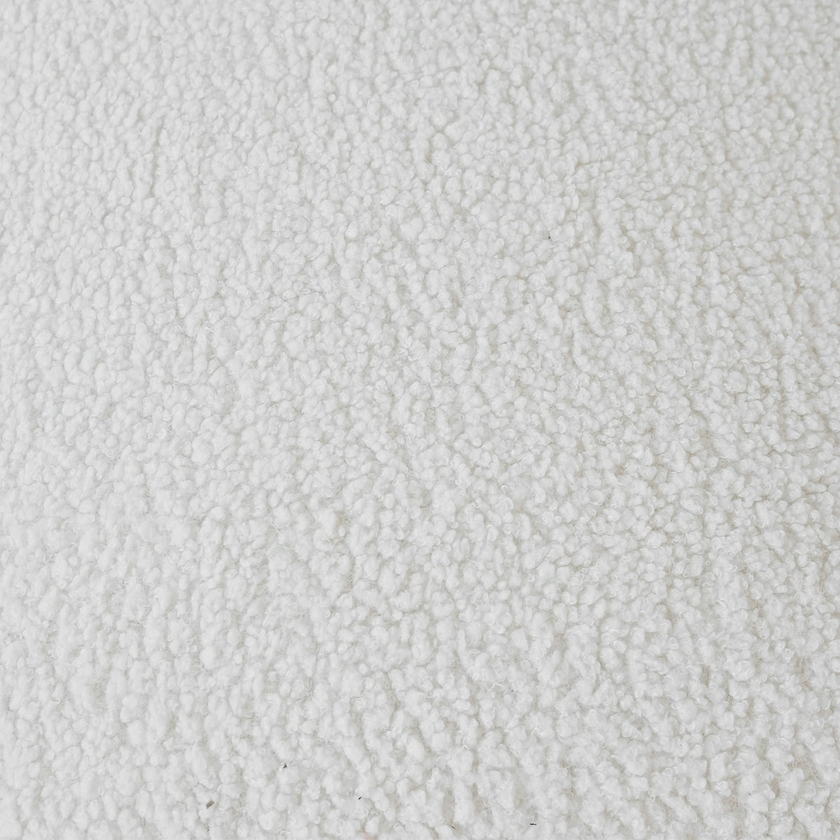 Canapé nuage 3 places avec accoudoirs, gros plan sur le tissu bouclé blanc écru