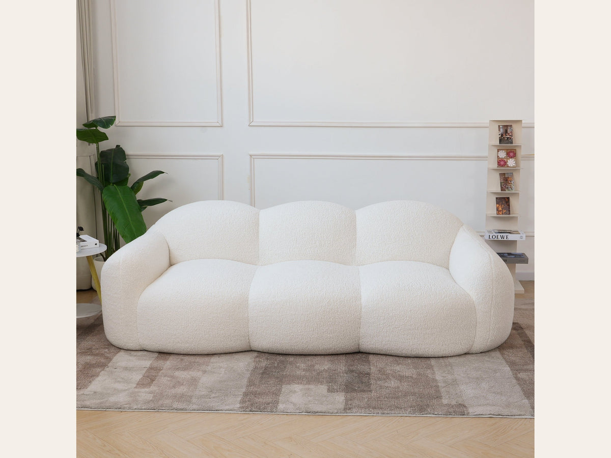 Canapé nuage 3 places avec accoudoirs, tissu bouclé blanc écru, en situation dans un intérieur