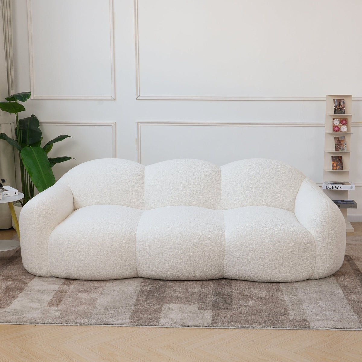 Canapé nuage 3 places avec accoudoirs, tissu bouclé blanc écru, en situation dans un intérieur