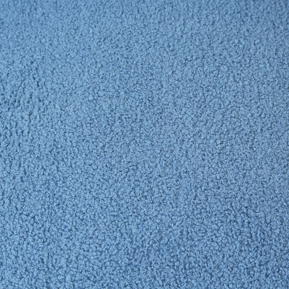 Canapé nuage 3 places avec accoudoirs, gros plan sur le tissu bouclé bleu azur