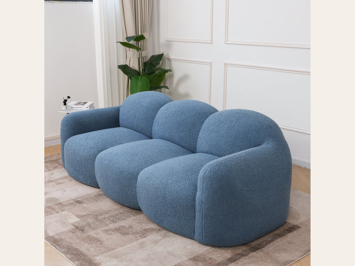 Canapé nuage 3 places avec accoudoirs, tissu bouclé bleu azur, en situation, second cadrage