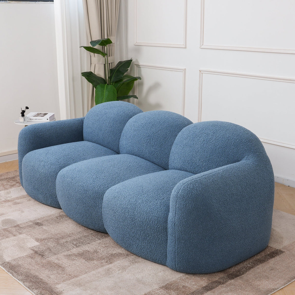 Canapé nuage 3 places avec accoudoirs, tissu bouclé bleu azur, en situation, second cadrage