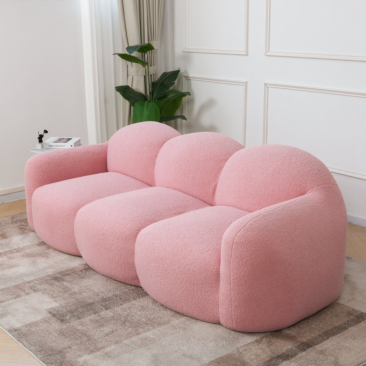 Canapé nuage 3 places avec accoudoirs, tissu bouclé rose poudré, en situation, second cadrage