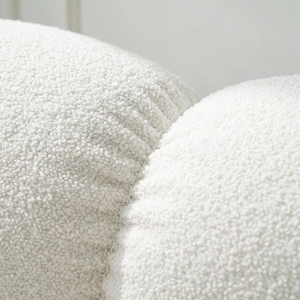 Canapé nuage 3 places sans accoudoir, tissu bouclé blanc écru, détail d'une couture
