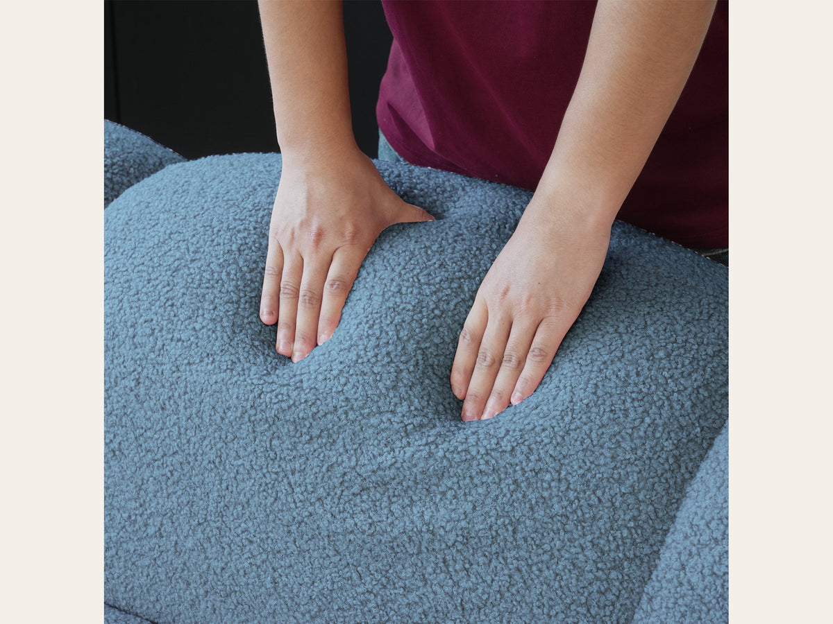 Canapé nuage 3 places sans accoudoir, gros plan sur le tissu bouclé bleu azur