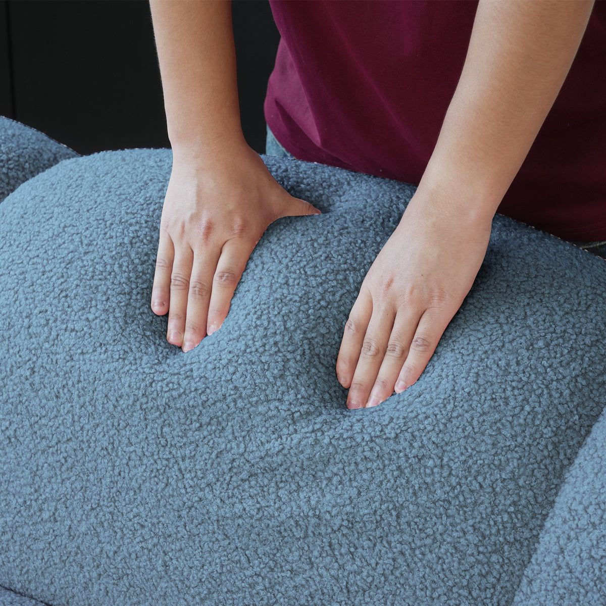 Canapé nuage 3 places sans accoudoir, gros plan sur le tissu bouclé bleu azur