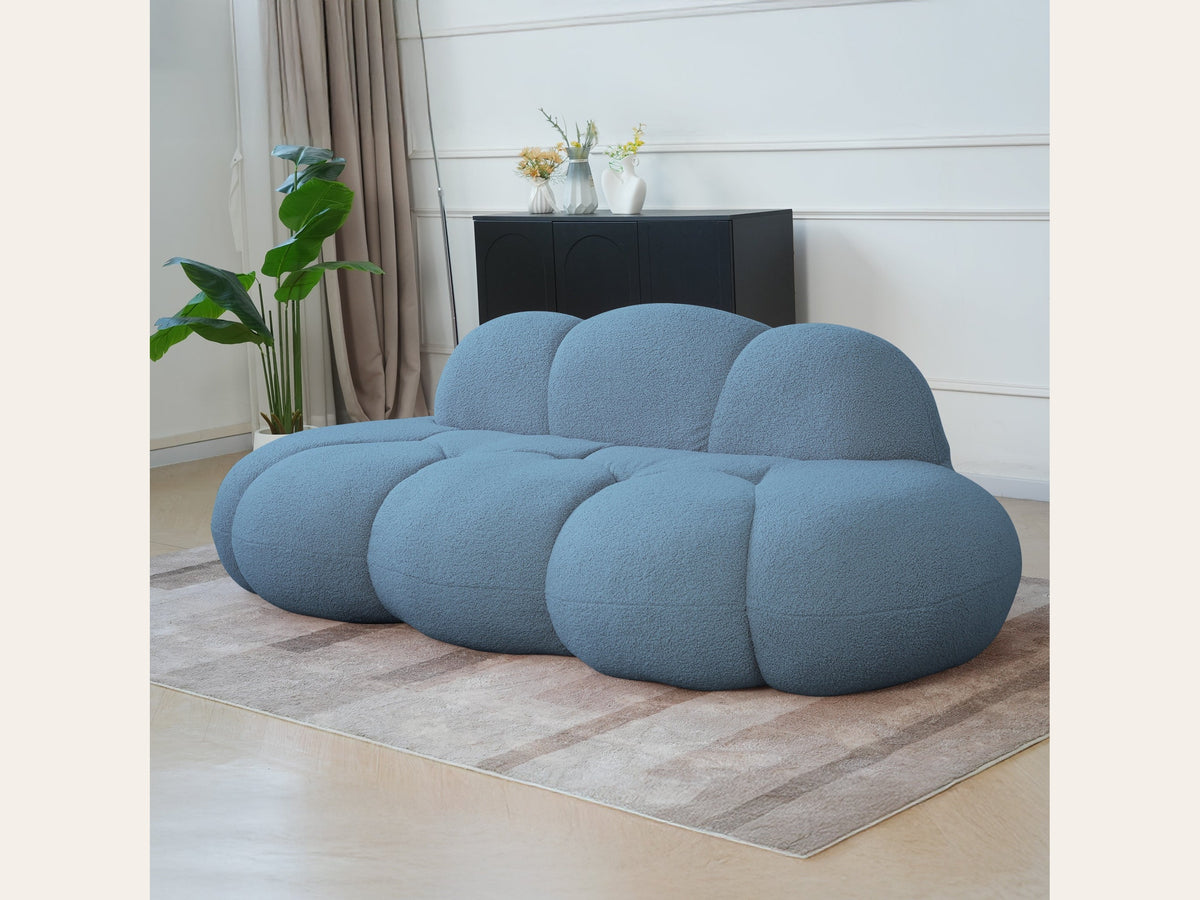 Canapé nuage 3 places sans accoudoir, tissu bouclé bleu azur, en situation dans un salon clair