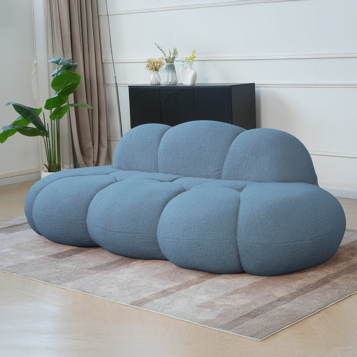 Canapé nuage 3 places sans accoudoir, tissu bouclé bleu azur, en situation dans un salon clair