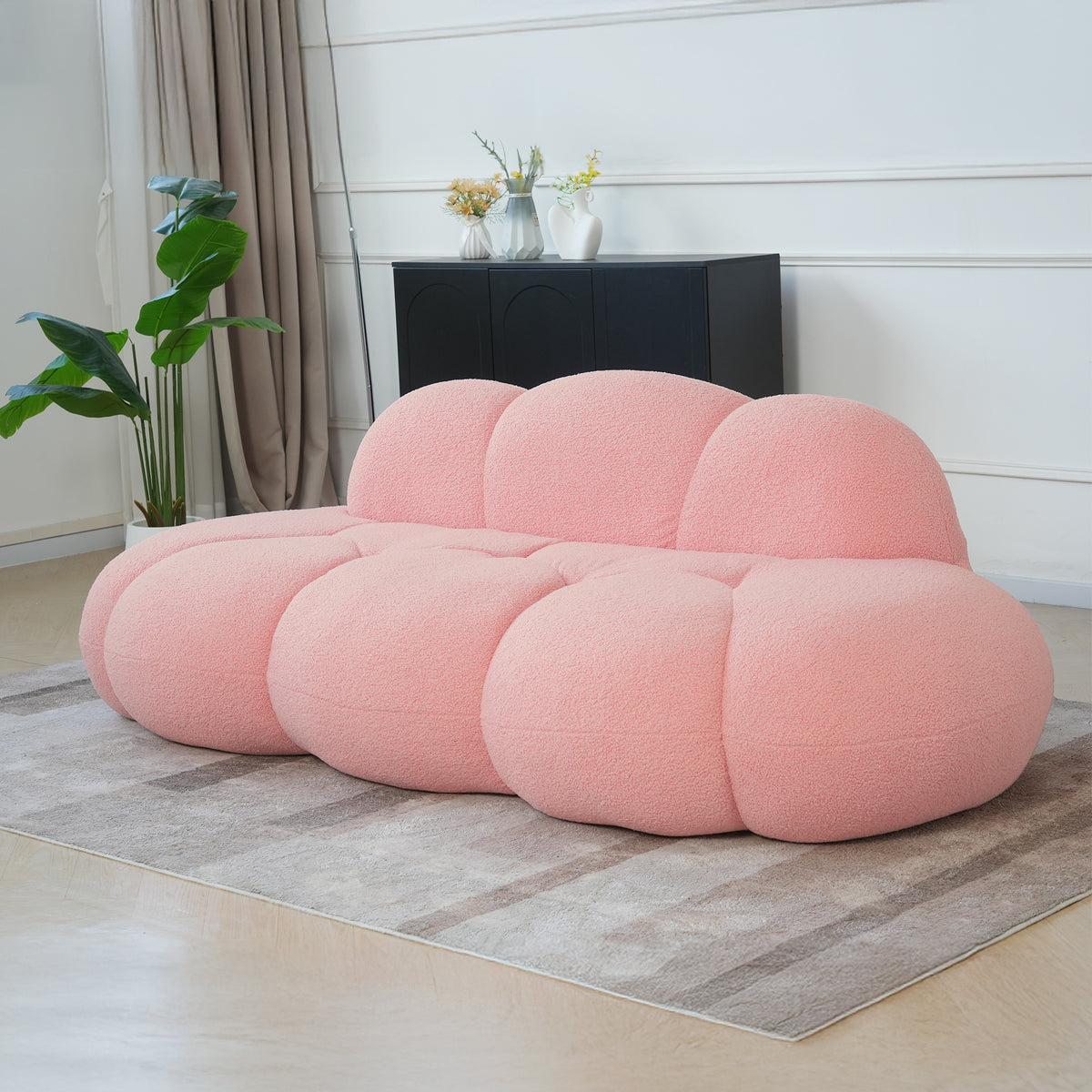 Canapé nuage 3 places sans accoudoir, tissu bouclé rose poudré, en situation dans un salon clair