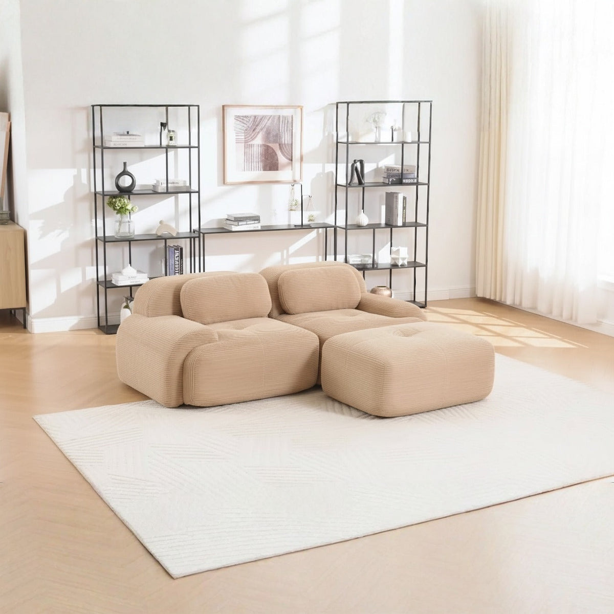 Canapé méridienne 2 places beige, de trois quarts dans un salon