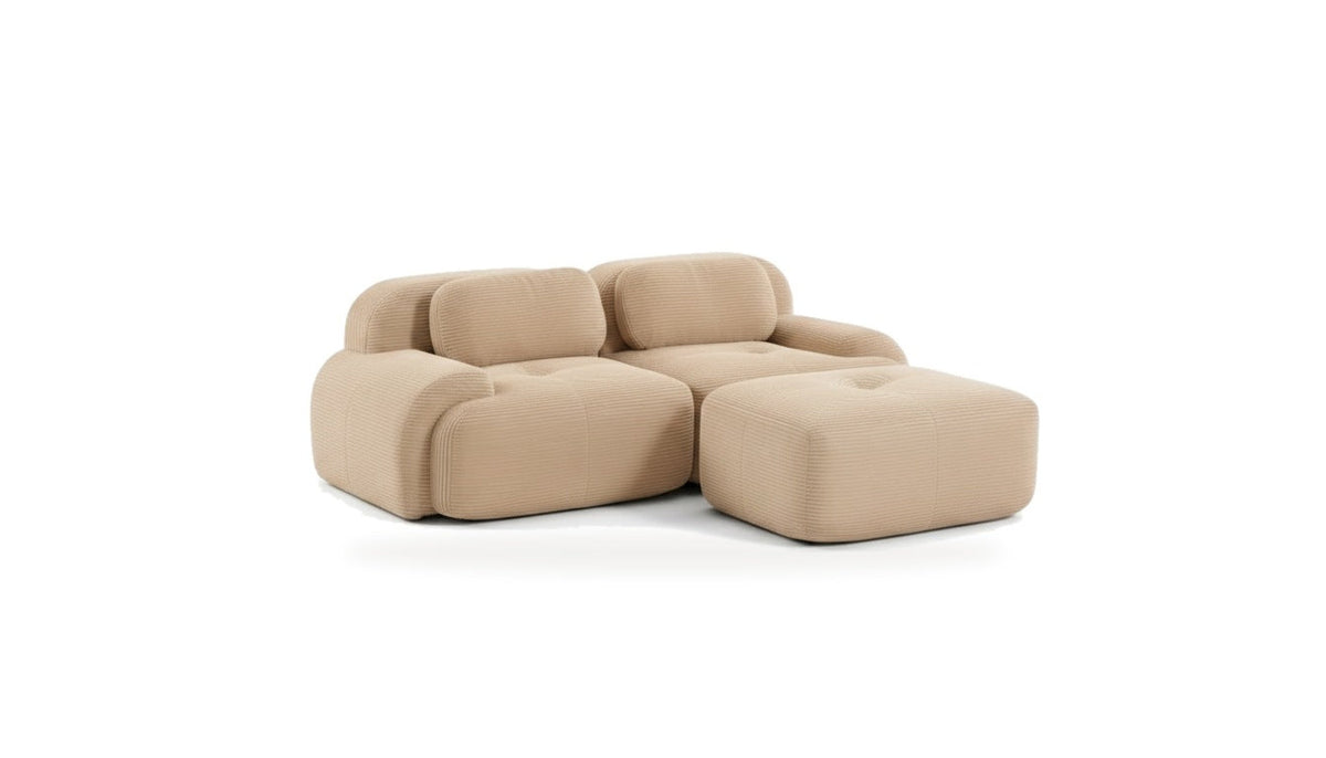 Canapé méridienne 2 places beige, vue de trois quarts sur fond blanc