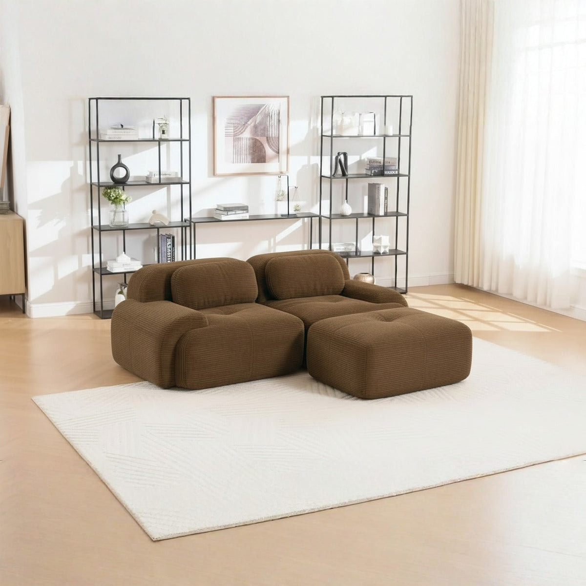 Canapé méridienne 2 places brun, de trois quarts dans un salon