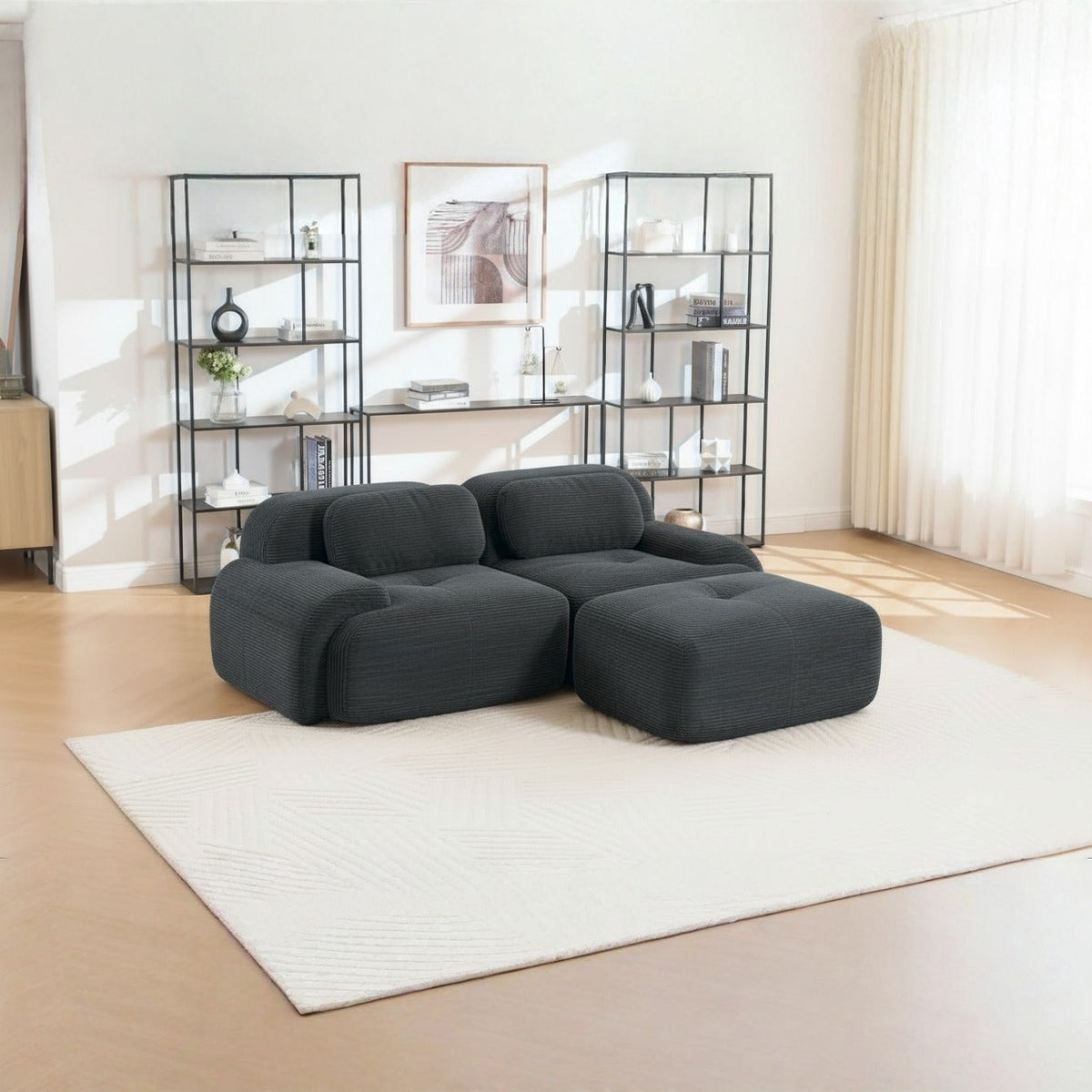 Canapé méridienne 2 places gris, de trois quarts dans un salon