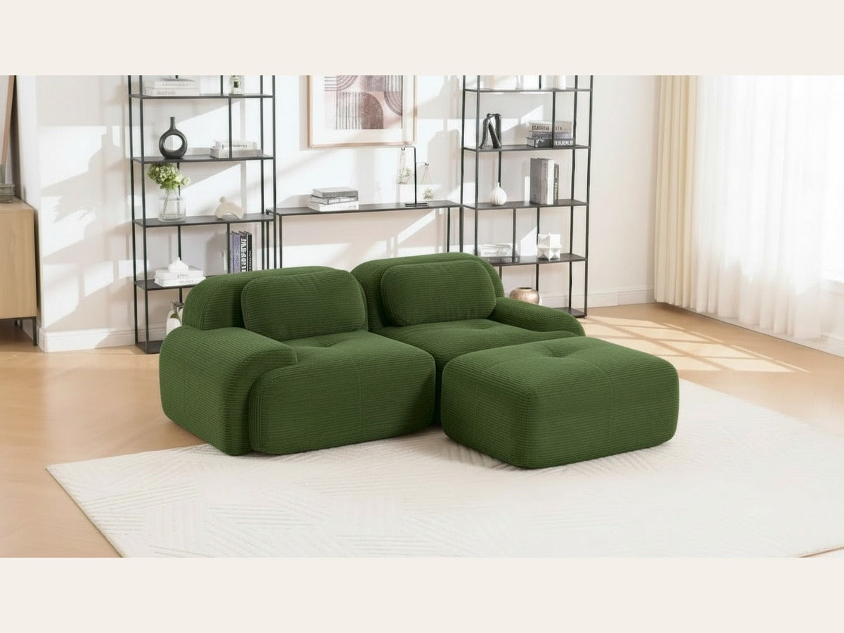Canapé méridienne 2 places vert, de trois quarts dans un salon