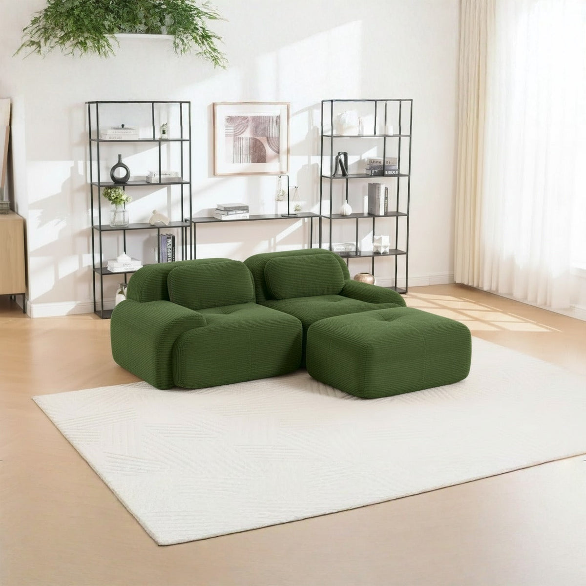 Canapé méridienne 2 places vert, de trois quarts dans un salon