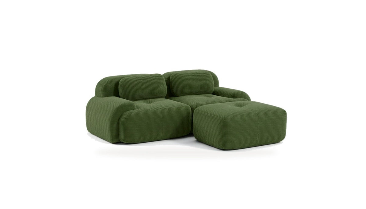 Canapé méridienne 2 places vert, vue de trois quarts sur fond blanc
