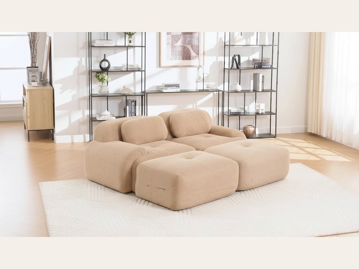 Canapé 2 places avec poufs beige, de trois quarts dans un salon