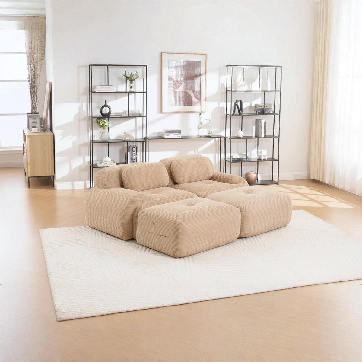 Canapé 2 places avec poufs beige, de trois quarts dans un salon