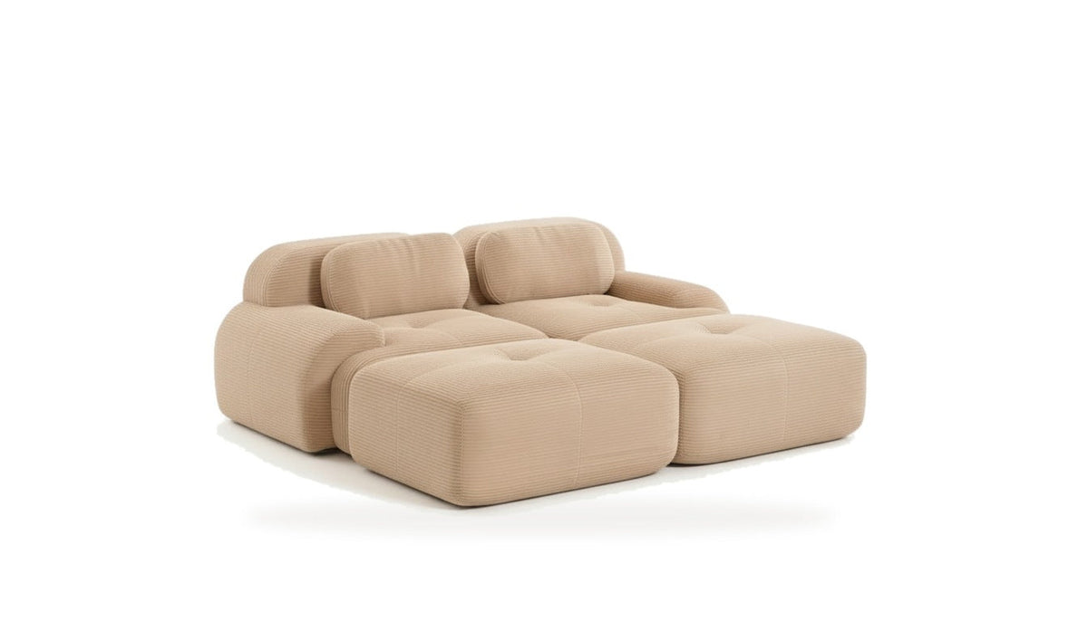Canapé 2 places avec poufs beige, vue de trois quarts sur fond blanc