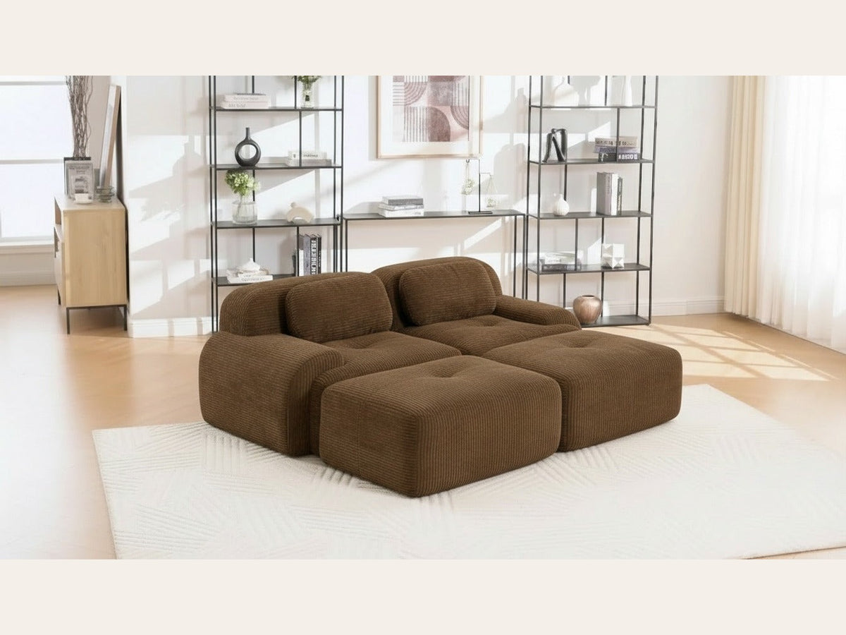 Canapé 2 places avec poufs brun, de trois quarts dans un salon