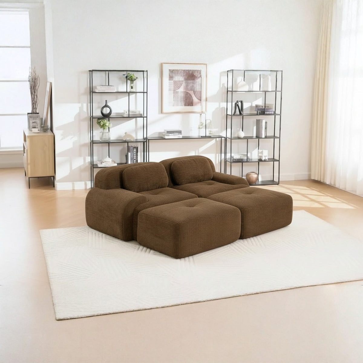 Canapé 2 places avec poufs brun, de trois quarts dans un salon