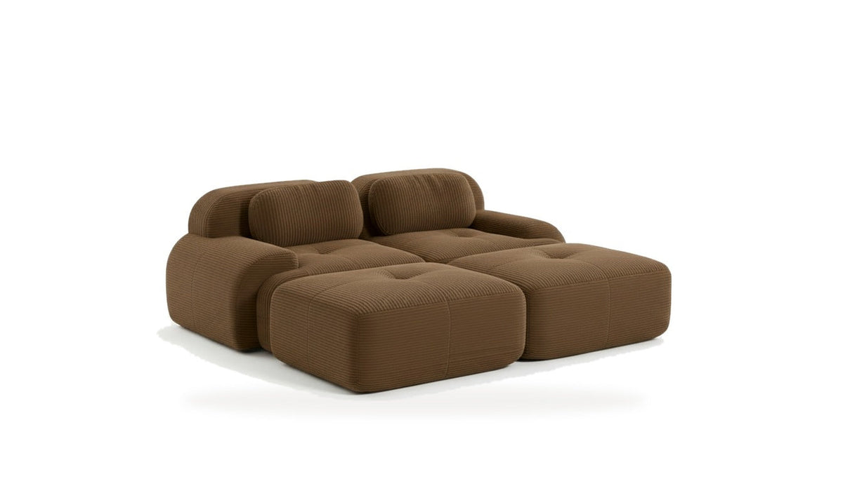 Canapé 2 places avec poufs brun, vue de trois quarts sur fond blanc