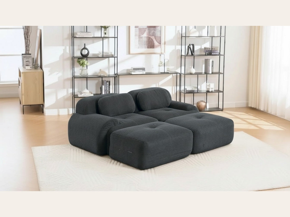 Canapé 2 places avec poufs gris, de trois quarts dans un salon