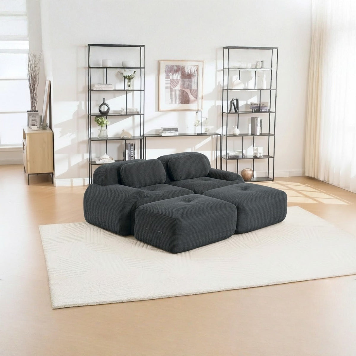 Canapé 2 places avec poufs gris, de trois quarts dans un salon